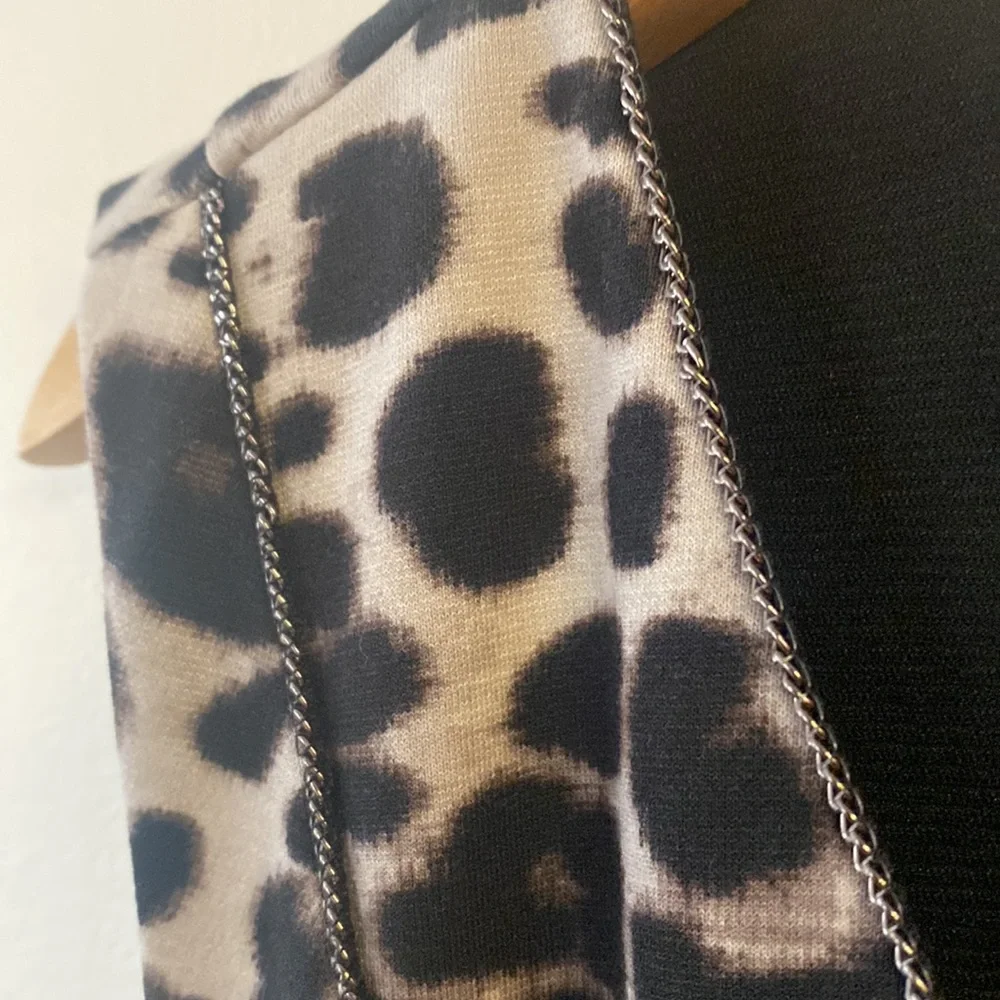 Jennifer Lopez animal print dress chain detail - Picture 4 of 8